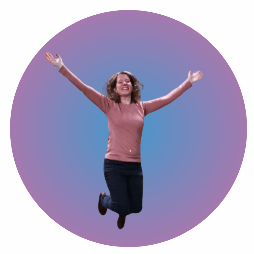 Yoga Lehrerin Tara Seymer springt in die Luft vor Freude. Sie bietet Yoga in Paderborn an.